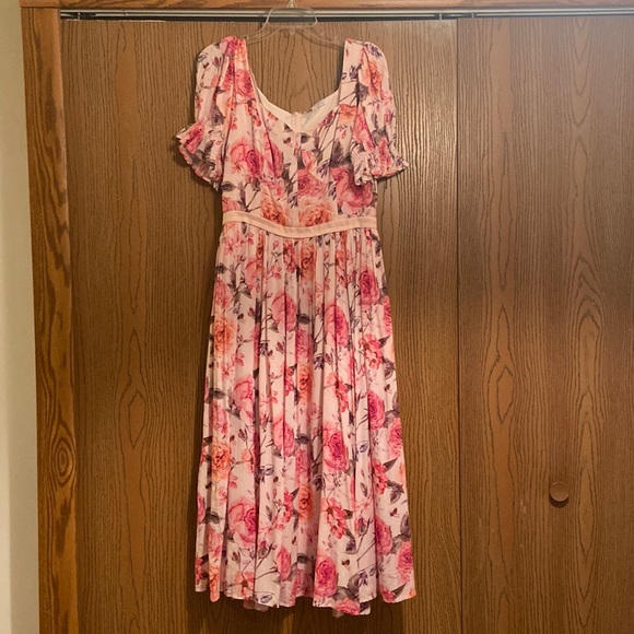 Ivy City Co Dresses & Skirts - Ivy City Co Ballerina Pink Floral Midi Dress M